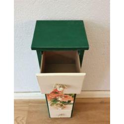 Een groen met crème kleurig ladekastje, 5 lades, rozendecor