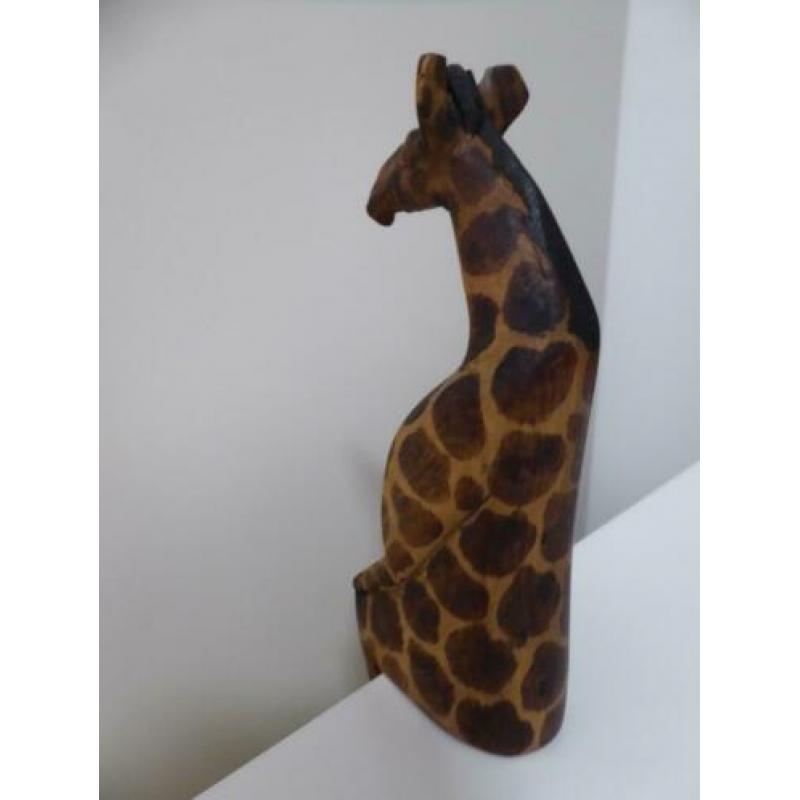 2 zittende houten giraffen (nr 19)