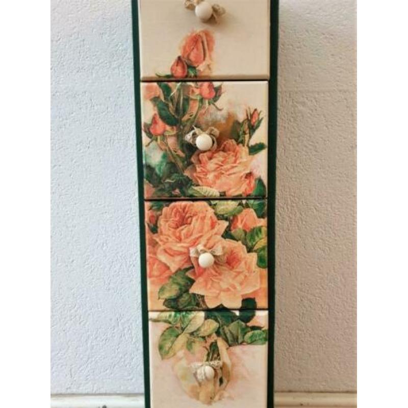 Een groen met crème kleurig ladekastje, 5 lades, rozendecor