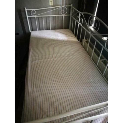 Eenpersoons bed met bodem en matras
