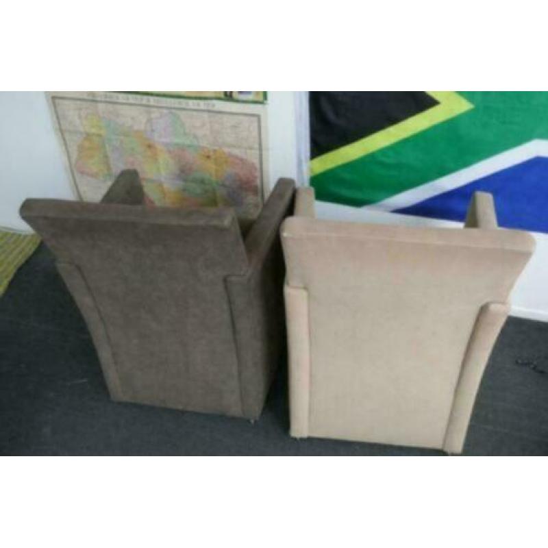 twee stoelen / fauteuils op wieltjes