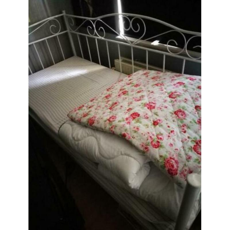 Eenpersoons bed met bodem en matras