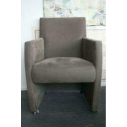 twee stoelen / fauteuils op wieltjes