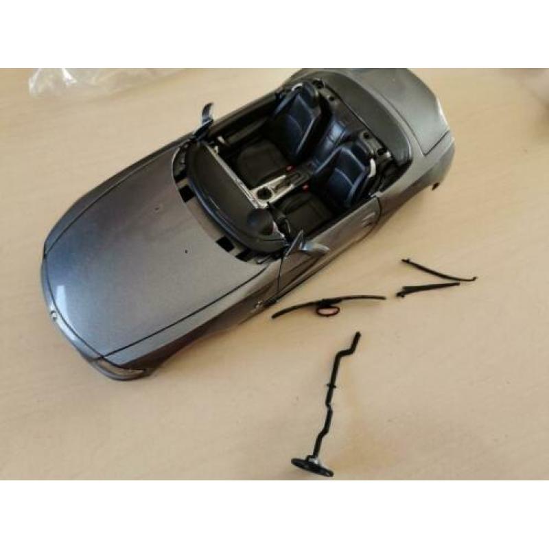 1:18 BMW Z4 met raam schade
