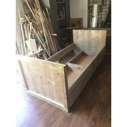 Bed met lades van verouderd steigerhout