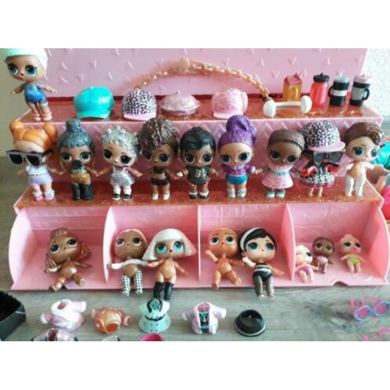 Grote collectie L.O.L poppetjes met mooie opbergdoos