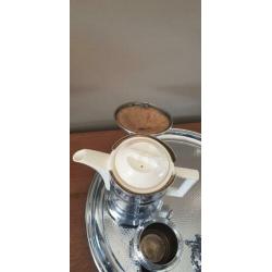 Dienblad met koffiepot en suiker en melk potje. Zilverkleur