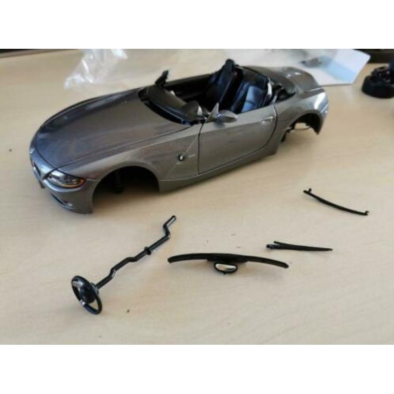 1:18 BMW Z4 met raam schade