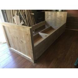 Bed met lades van verouderd steigerhout