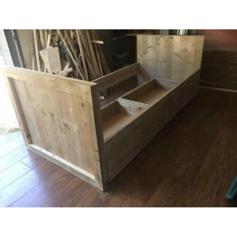 Bed met lades van verouderd steigerhout