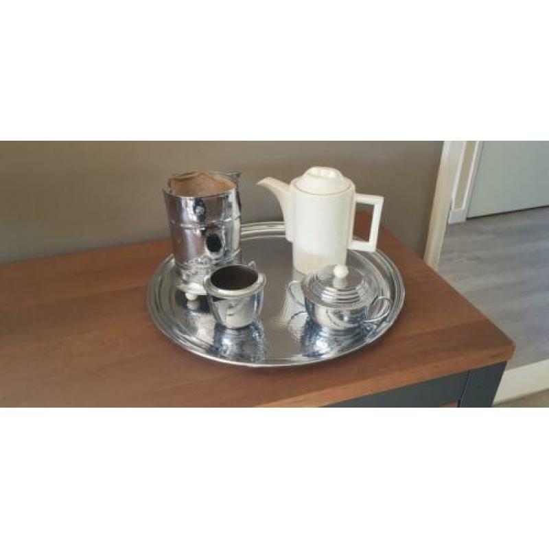 Dienblad met koffiepot en suiker en melk potje. Zilverkleur