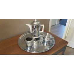 Dienblad met koffiepot en suiker en melk potje. Zilverkleur