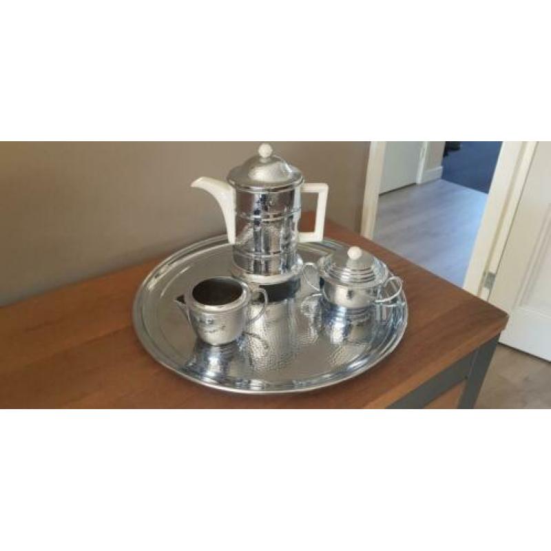 Dienblad met koffiepot en suiker en melk potje. Zilverkleur