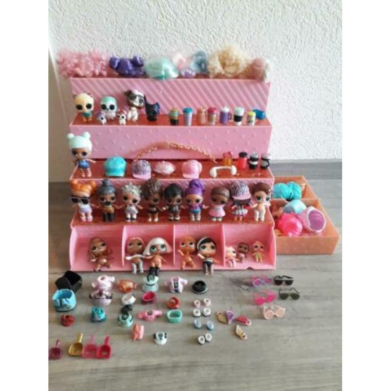 Grote collectie L.O.L poppetjes met mooie opbergdoos
