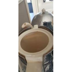 Dienblad met koffiepot en suiker en melk potje. Zilverkleur