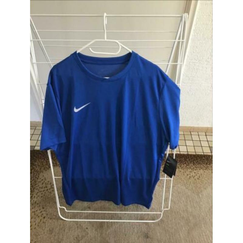 Aanbieding Nike kleding € 7,50 per stuk.