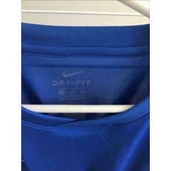 Aanbieding Nike kleding € 7,50 per stuk.