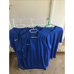 Aanbieding Nike kleding € 7,50 per stuk.