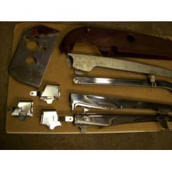 Partijtje kettingkasten / schermen v oldtimer motor/brommer