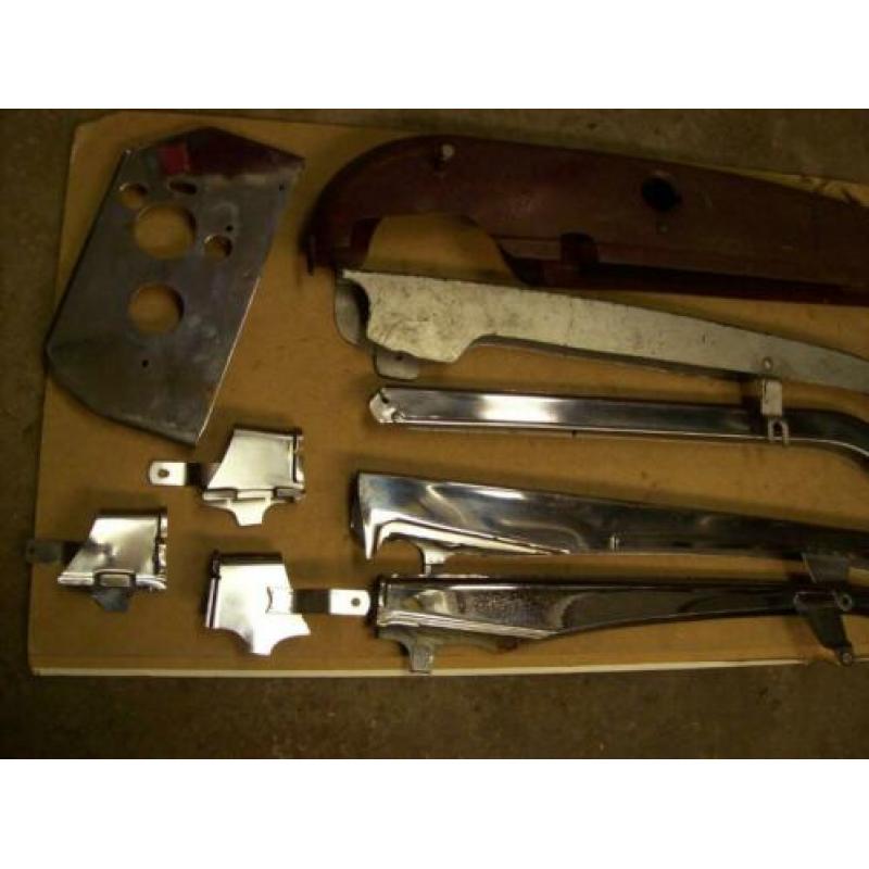 Partijtje kettingkasten / schermen v oldtimer motor/brommer
