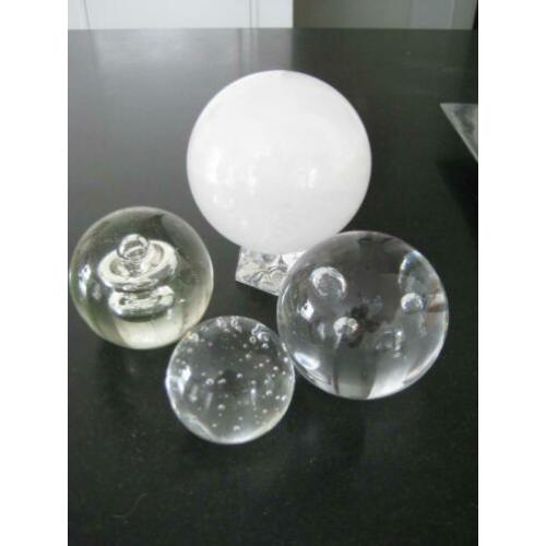DRIE GLAZEN BOLLEN EN ÉÉN MAANSTEEN BOL OP SOKKEL (mp307)