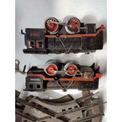Oude blikken trein, locomotieven met wagons en rails