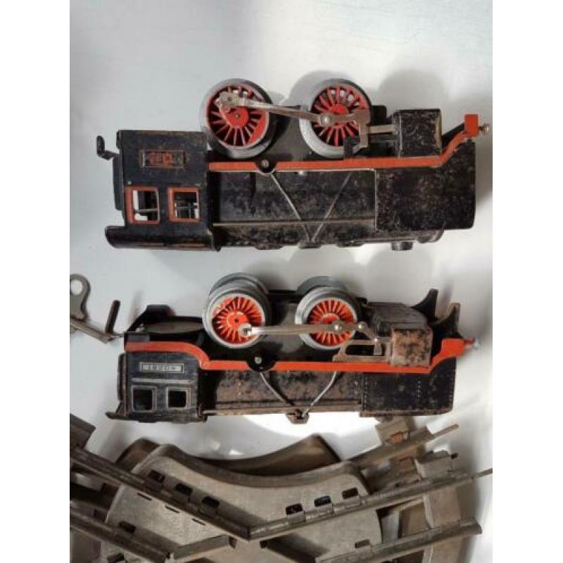 Oude blikken trein, locomotieven met wagons en rails
