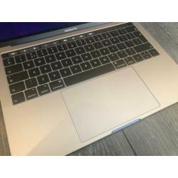 MacBook Pro 13 inch 2018 i7 2.7 Ghz Touch Bar 256GB