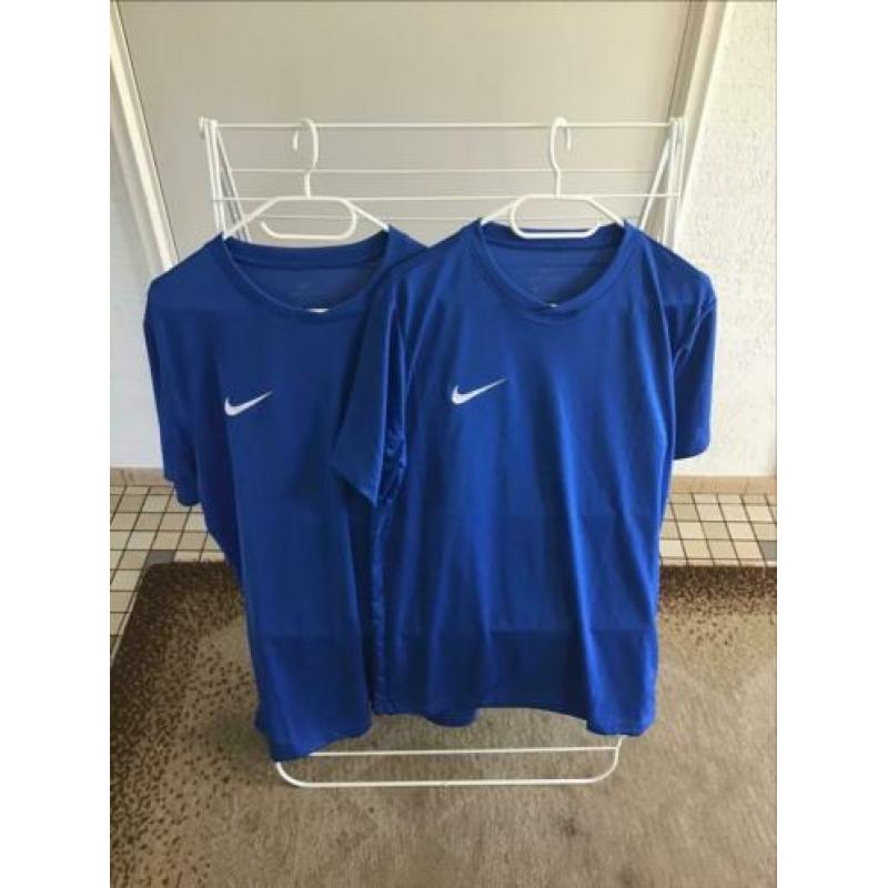 Aanbieding Nike kleding € 7,50 per stuk.