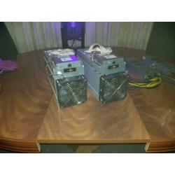 2 bitmain antminers l3+ en voedingen