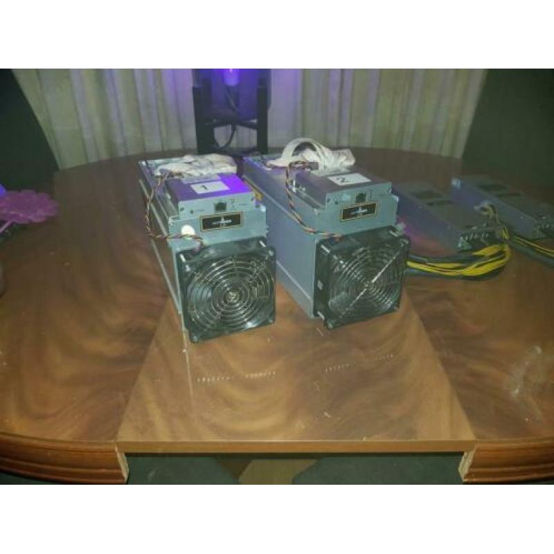 2 bitmain antminers l3+ en voedingen