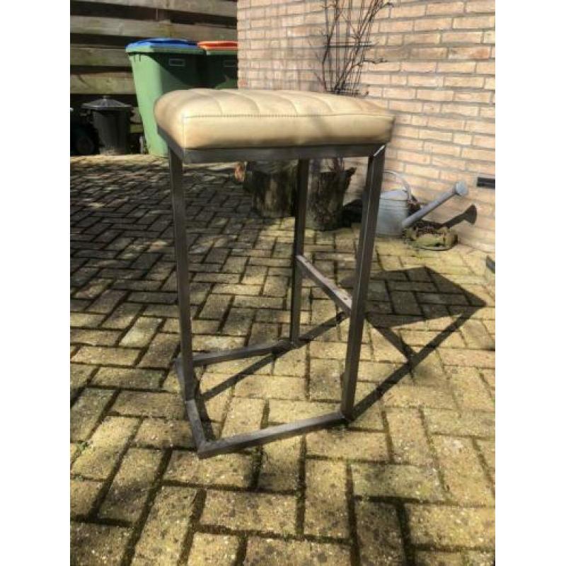 Drie krukken met leren zitvlak