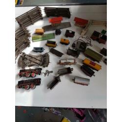 Oude blikken trein, locomotieven met wagons en rails