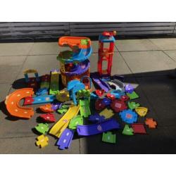 Toet toet auto parkeergarage en extra