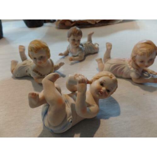 4 porseleinen babybeeldjes