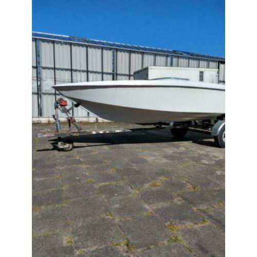 Evinrude bekro Triumph speedbootje