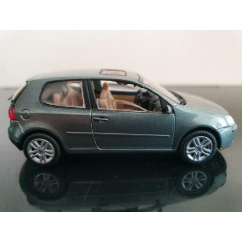 Volkswagen Golf V schaal 1:43