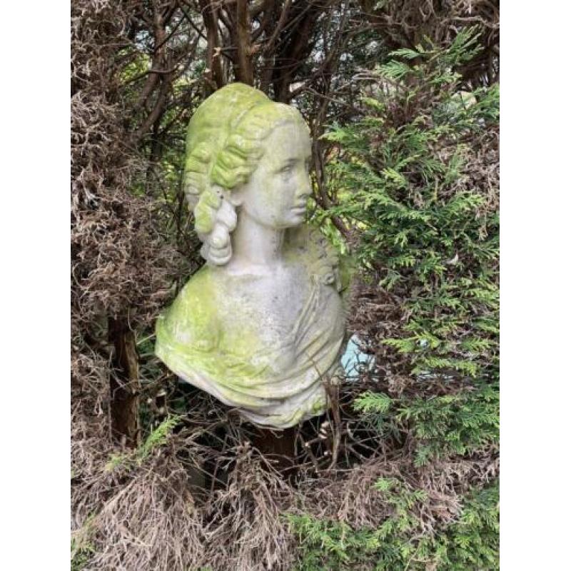 Tuinbeeld Romeins figuur op stalen sokkel