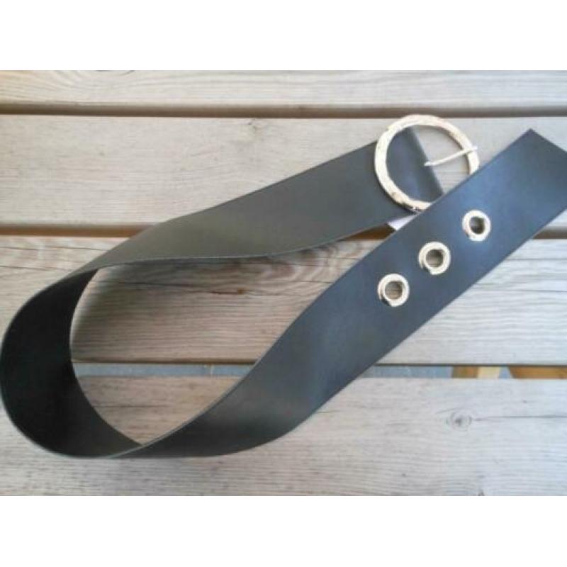 Brede zwarte leren riem met een grote ronde gesp. 85