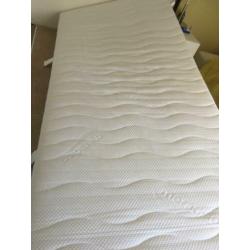 Twee matrassen 200x90cm half jaar oud.