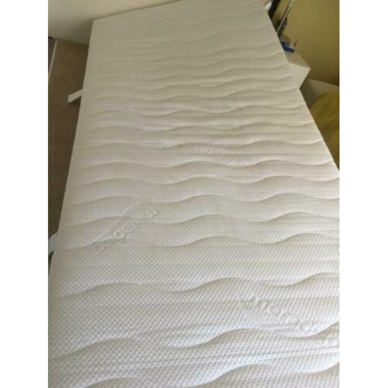 Twee matrassen 200x90cm half jaar oud.