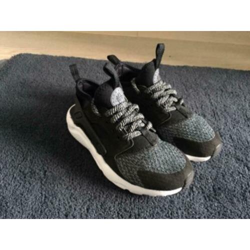 Nike Huarache Run Ultra Zwart Grijs Maat 31 ZGAN
