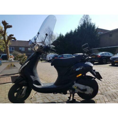 Mooie zwarte piaggio zip