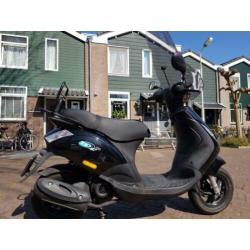 Mooie zwarte piaggio zip