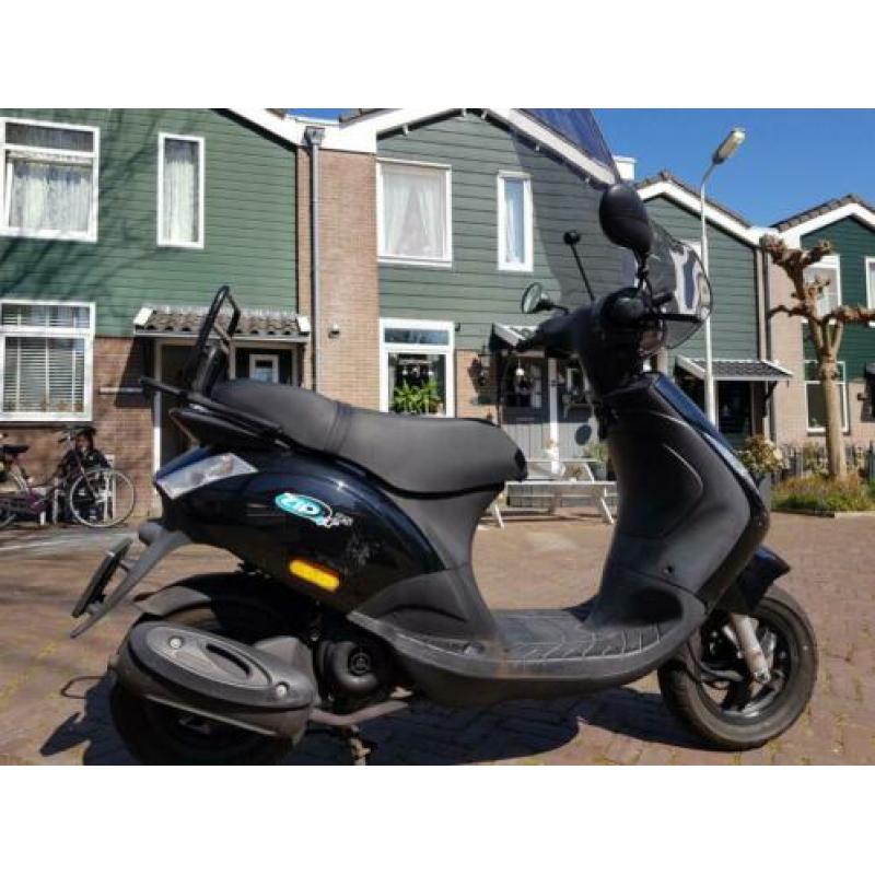 Mooie zwarte piaggio zip