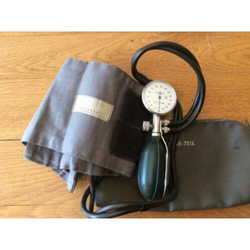 Oude militaire bloeddrukmeter. Erkameter.