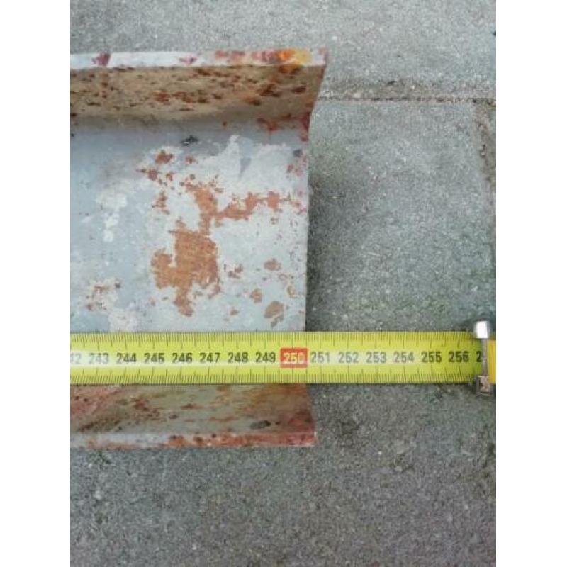 Stalen latei c-profiel 250,5 cm lang, 10 cm breed, 5 cm hoog