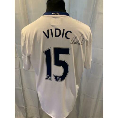 Gesigneerd Nike Shirt van “Nemanja Vidic” MUFC uit museum