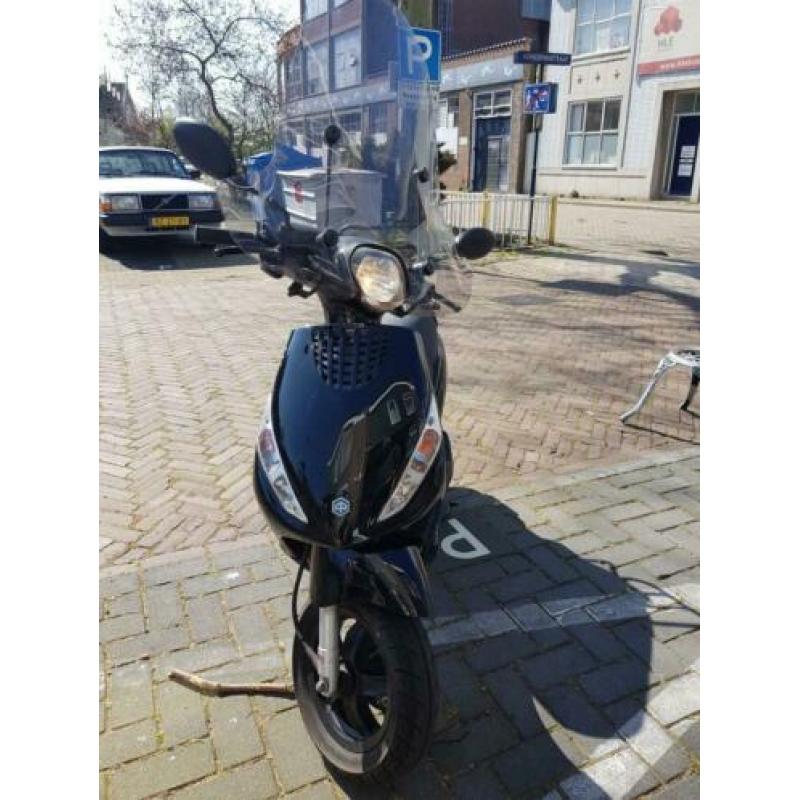 Mooie zwarte piaggio zip
