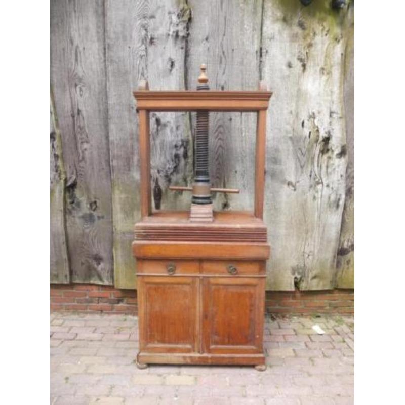 Antieke eiken linnenpers